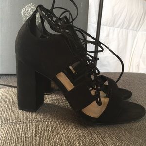 VINCE CAMUTO- Black lace up chunky sandals
